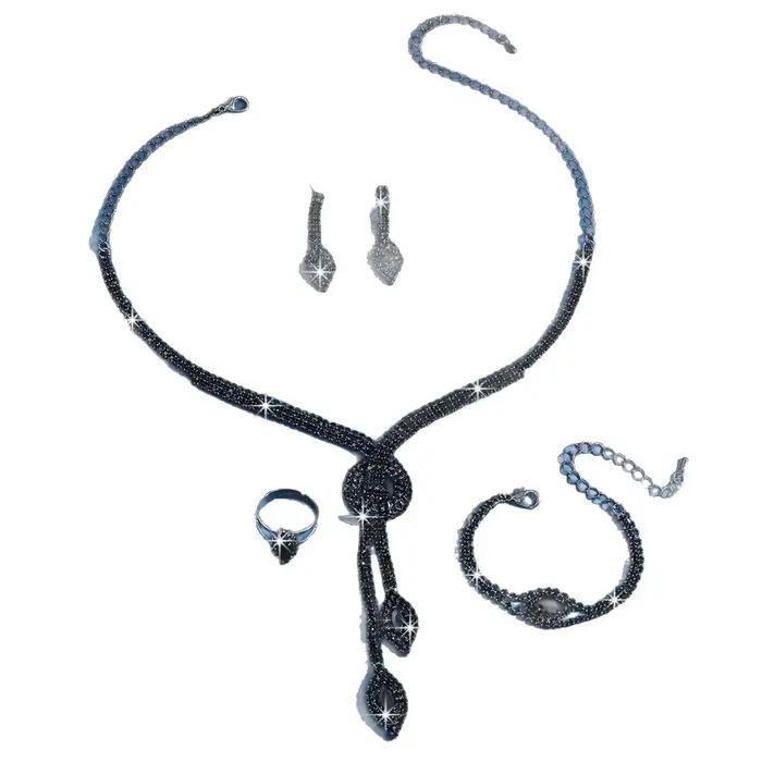 Ensemble de bijoux exquis et luxueux pour mariée, comprenant un collier et des boucles d'oreilles en zirconiums nude, pour mariage et banquet.