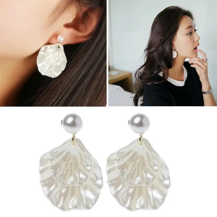 Boucles d'Oreilles en Nacre à Double Coquillage Sculpté