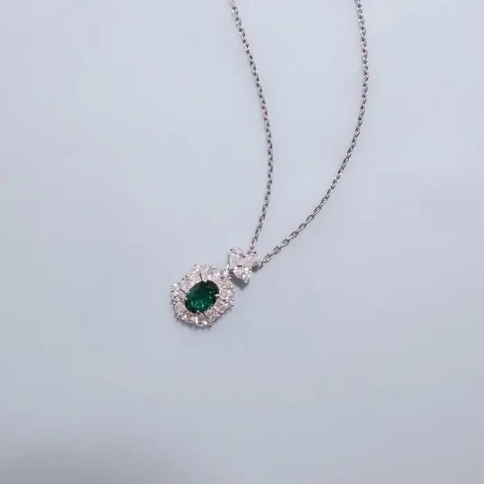 Collier pendentif en émeraude ovale de 1