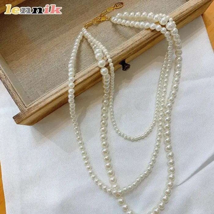 Collier long décoratif à perles superposées