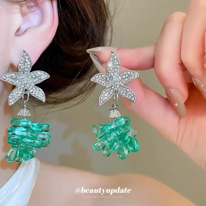 Nouvelles boucles d'oreilles tendance en forme de fleur incrustées de diamants, clous d'oreilles de luxe léger haut de gamme, bijoux élégants