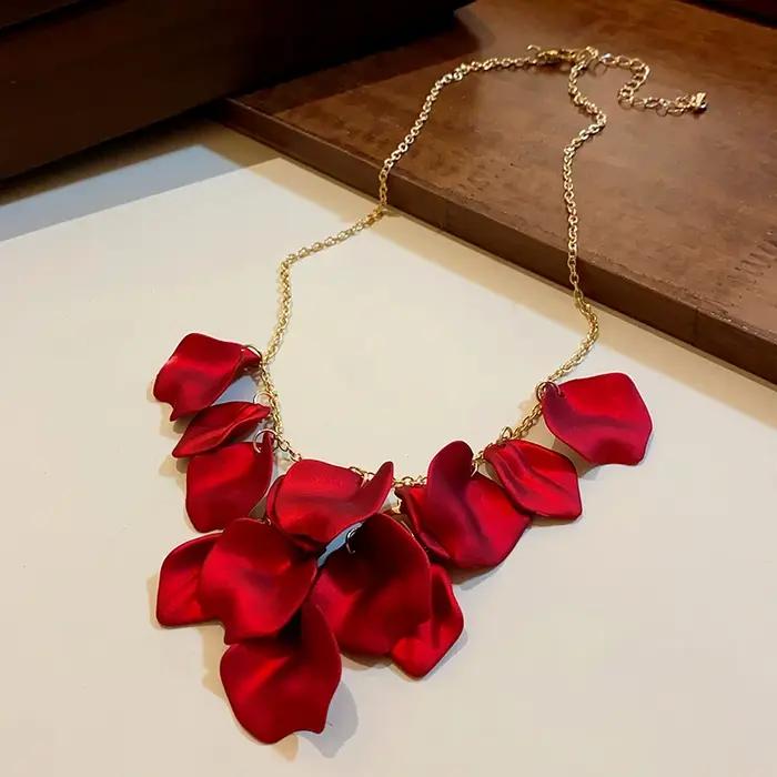 Collier à pétales colorés exagérés pour femmes