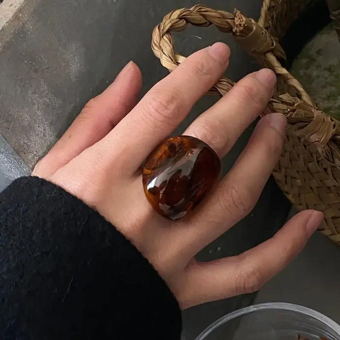 Anneau géométrique vintage punk en résine ambre exagéré pour femmes occasions spéciales