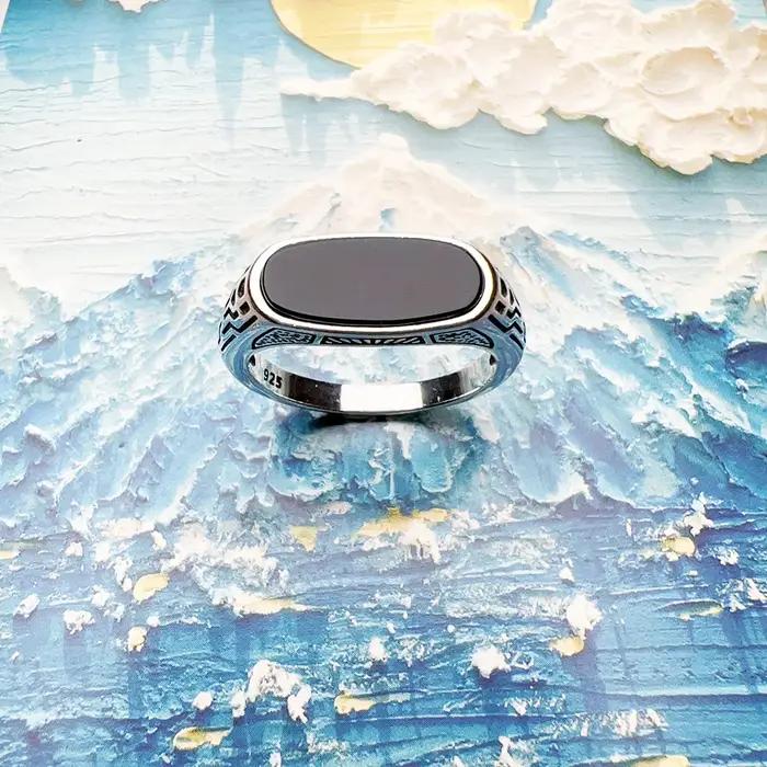 Bague signet de forme ovale en Onyx