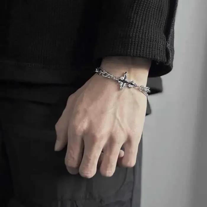 Bracelet croix foncé unisexe style classique robuste hypoallergénique pour homme bijou cadeau occasion spéciale
