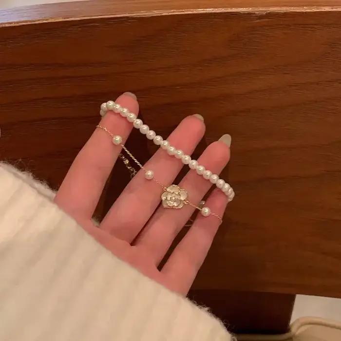 Bracelet élégant et tendance en perles brillantes et camélias pour femme – Cadeau d'anniversaire, bi
