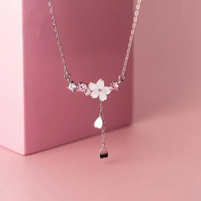 Collier romantique à fleurs de cerisier pour femmes