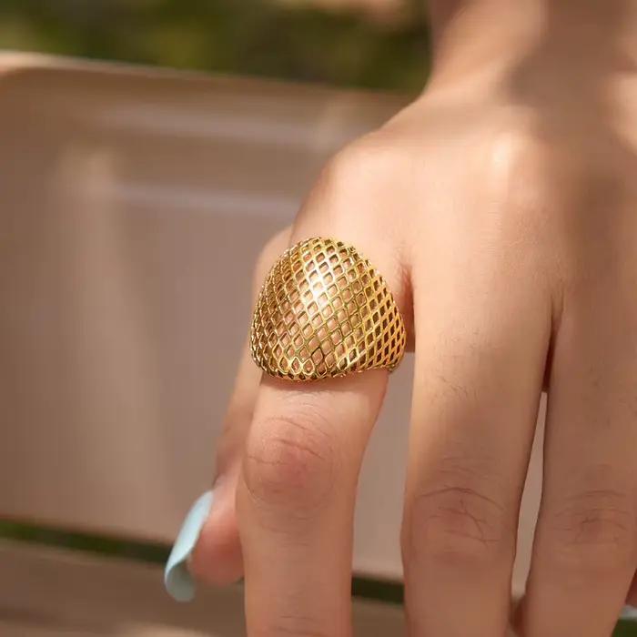 Bague en acier inoxydable plaquée or 18 carats pour femme bijou tendance anti-ternissement occassion spéciale femmes elegance style moderne