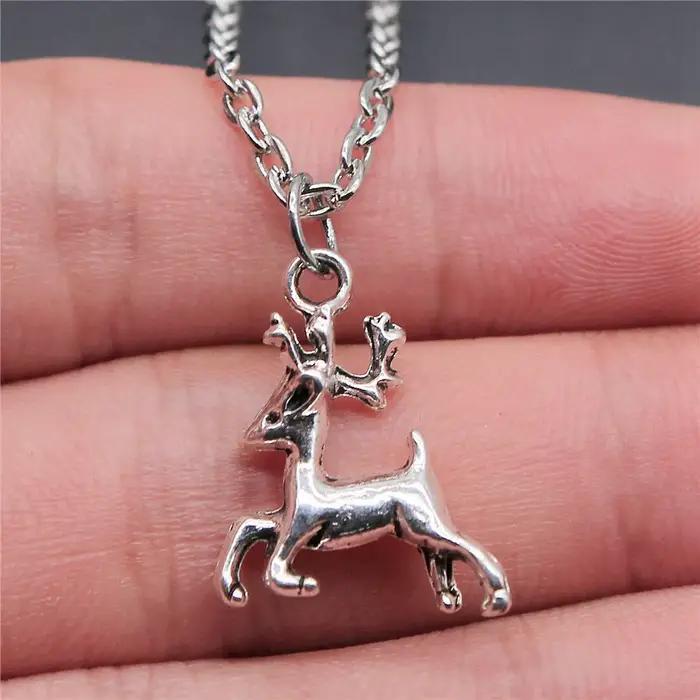 Collier du jour de noël sur le cou