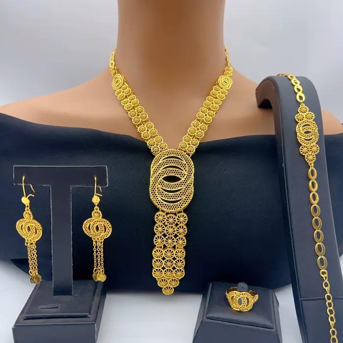 Ensemble de collier et boucles d'oreilles longs et ronds indiens