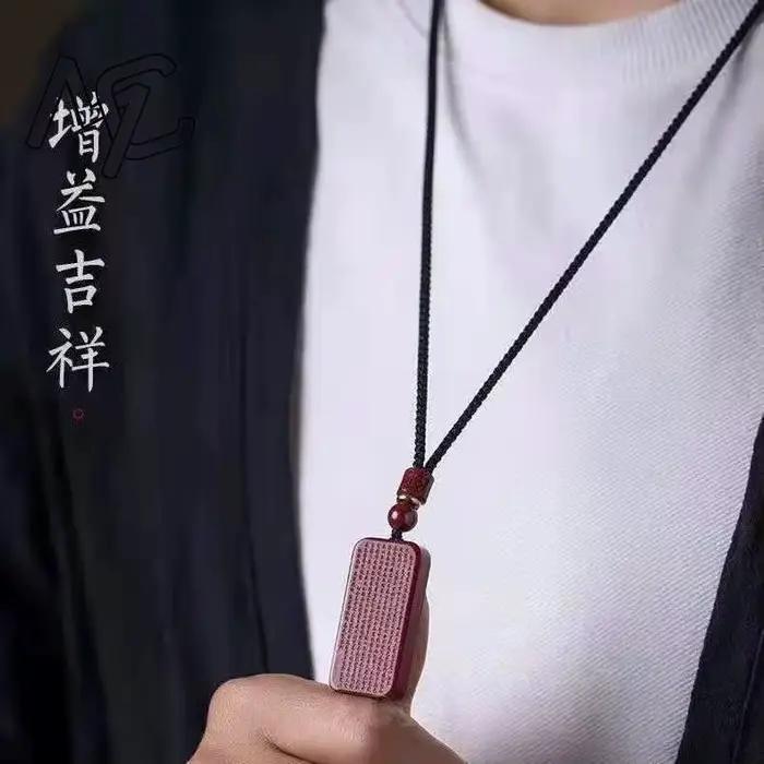 Pendentif en cinabre rouge sculpté du Sutra du Cœur Chinois
