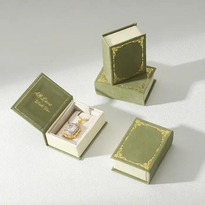 Boîte de rangement et d'affichage de bijoux en forme de livre avec couvercle rabattable pour rangement et affichage de bague, boucles d'oreilles, collier et pendentif occasions spéciales voyage élégant