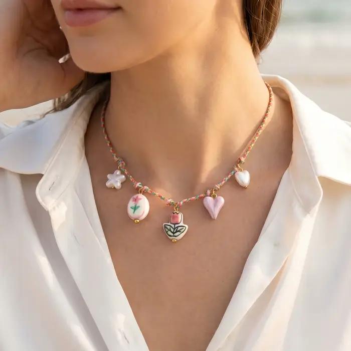 Collier Bohème avec Breloque Tulipe, Pendentif Fleur en Céramique Fait Main, Cordon Tressé, Bijoux Plaqué Or 18K Résistant au Ternissement pour Femme
