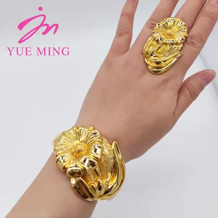 Bracelet manchette fleur en or 18 carats pour femme