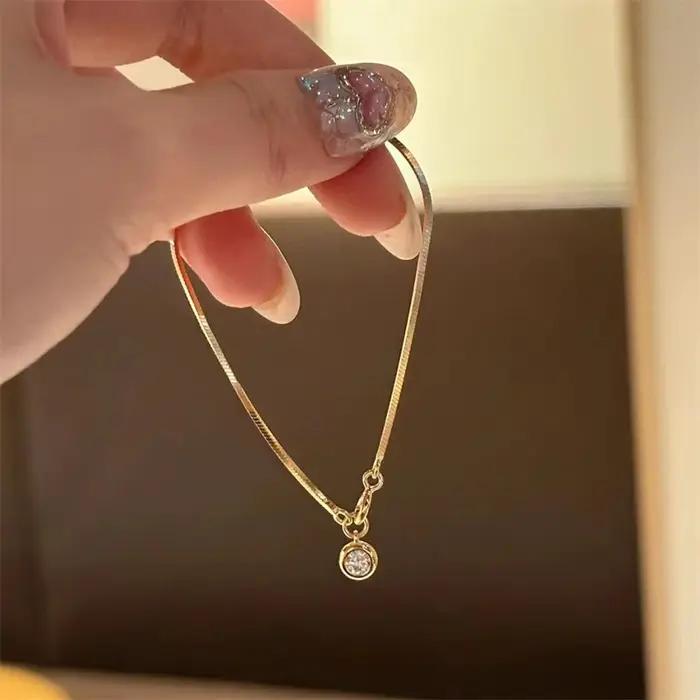 Bracelet de luxe en acier inoxydable pour femmes avec breloque en zircon pour les soirées et cadeaux d'anniversaire