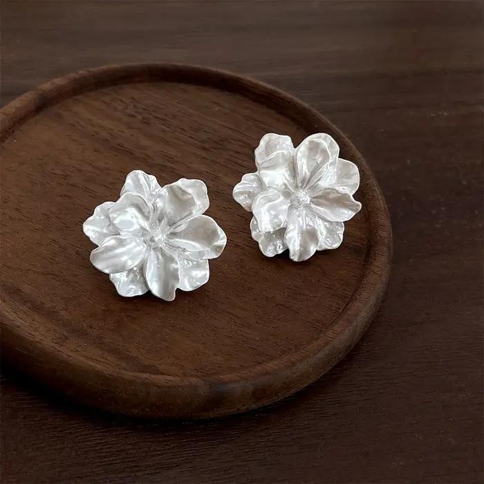 Boucles d'oreilles clous élégantes en fausses perles baroques françaises 2026 pour femmes, style cor