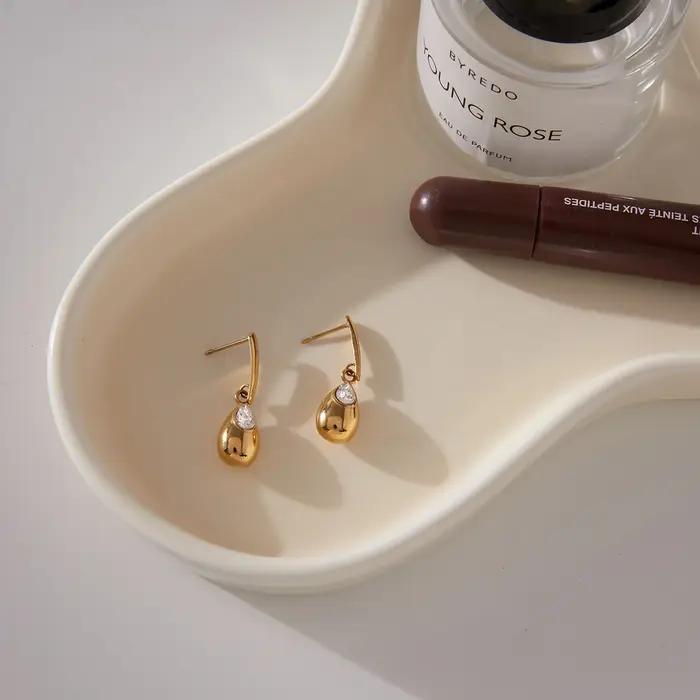 Boucles d'oreilles pendantes Yori populaires en zircon cubique brillant