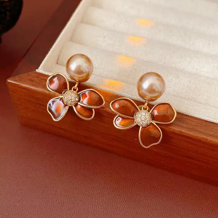 Boucles d'oreilles à clous en forme de fleur rétro pour femmes, plaqué or 18 carats, imitation perle, Zircon, goutte d'huile, bijoux d'oreille de fête, cadeau