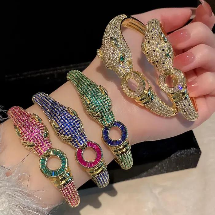 Bracelet manchette ouvert plaqué or motif léopard, style chunky