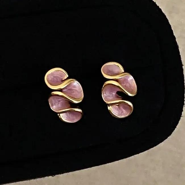 Boucles d'oreilles clous torsadées en émail couleur or pour femme
