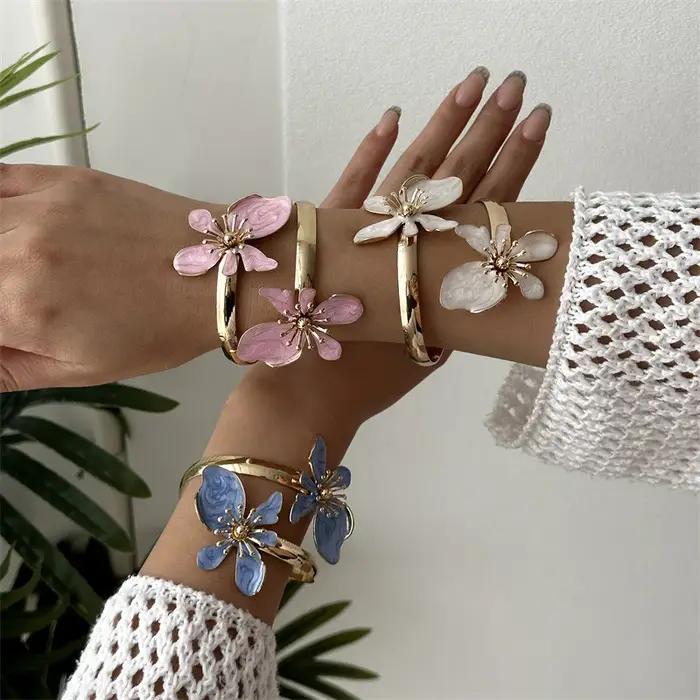 Bracelet en émail floral pour femme élégant avec motifs roses blancs et bleus bijou plage fête vacances