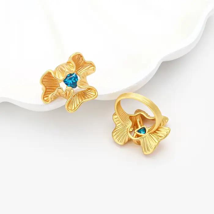 VAROLE Bague à bande florale à pétales ondulés pour femme Bague de déclaration géométrique italienne en laiton avec pierre précieuse bleue lumineuse
