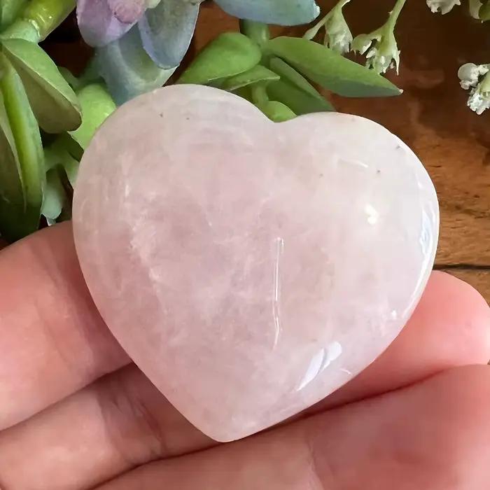 Une pierre de quartz rose en forme de coeur - Cristal rose de style bohème, coupe en forme de coeur, pierre naturelle, adaptée à la décoration intérieure.