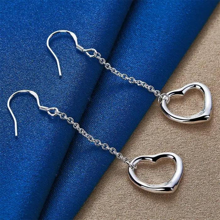 Une paire de boucles d'oreilles exquises en forme de cœur en argent sterling 925