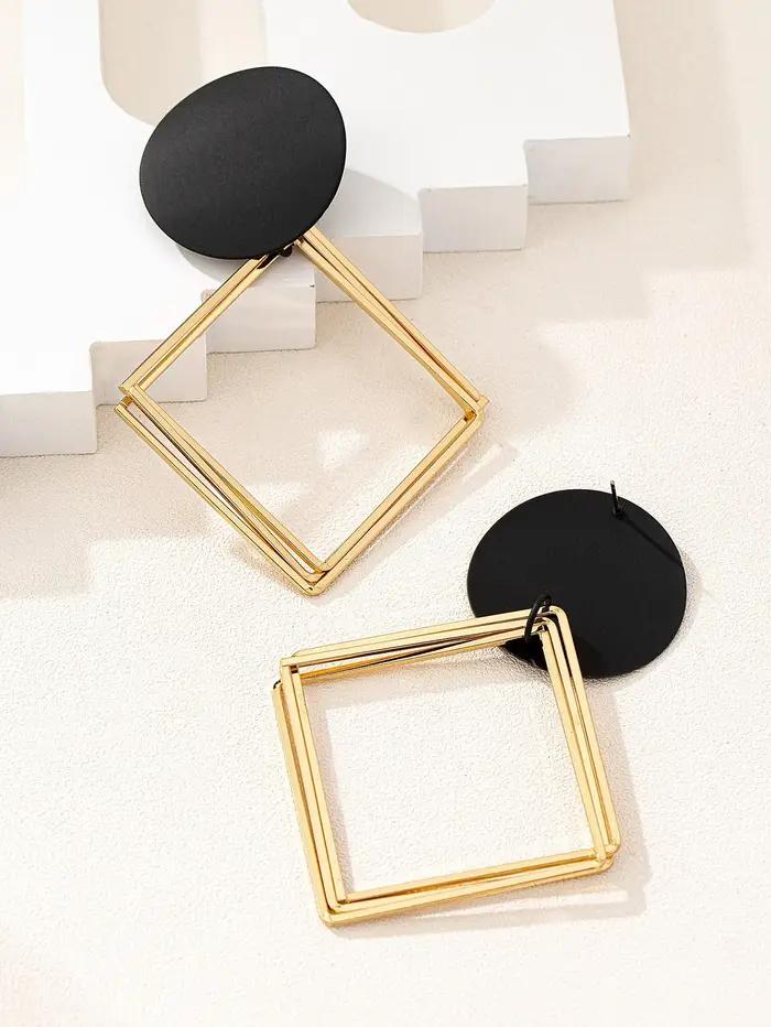 Une paire de boucles d'oreilles pour femmes tendance