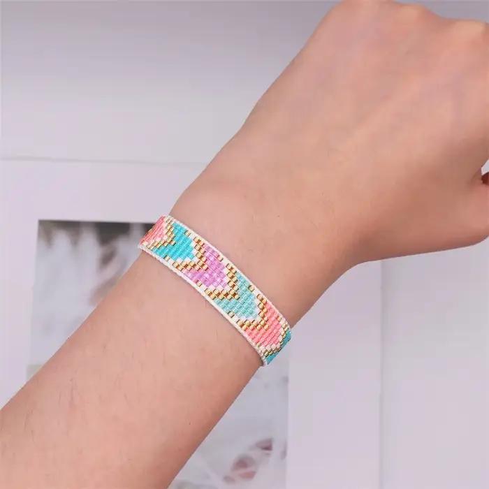 Bracelet perlé Boho en verre avec conception de flèche arc-en-ciel pour femmes occasions spéciales et exploration personnelle