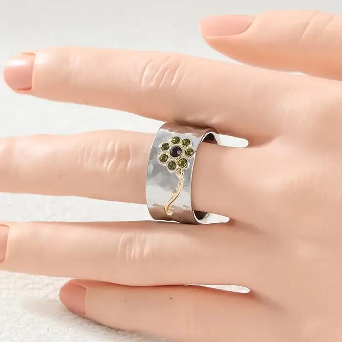 Bague pour femme avec incrustations de CZ rouge et vert