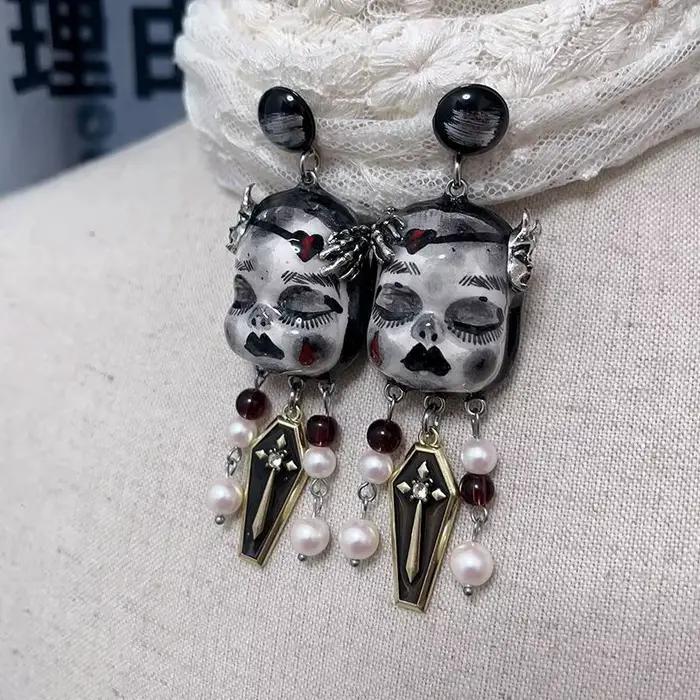 Boucles d'oreilles à clous de poupée foncée de style gothique avec un design personnalisé, en matériau en résine, sont des accessoires de bijoux pour femmes