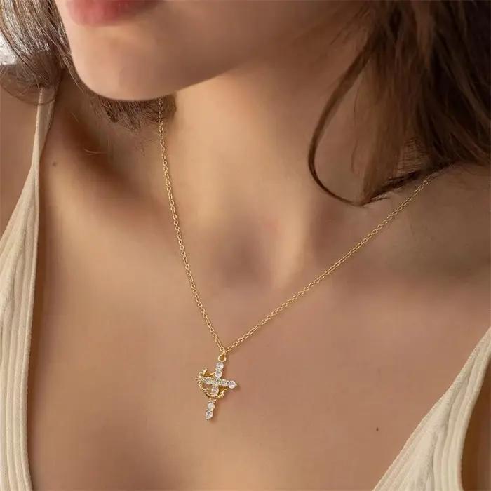 Collier avec pendentif couronne et croix rotative pour femmes