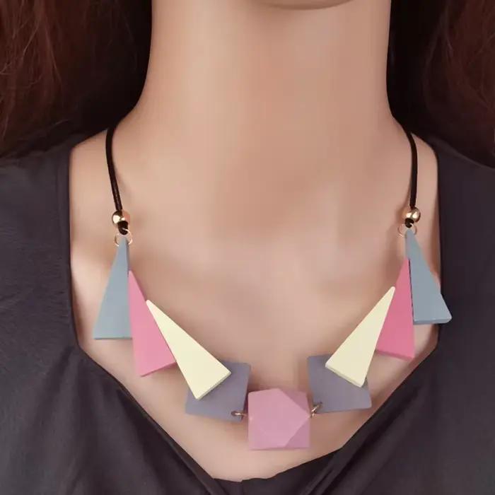 Colliers vintage avec pendentifs géométriques en bois fait à la main pour femmes occasions spéciales anniversaires styles vendanges