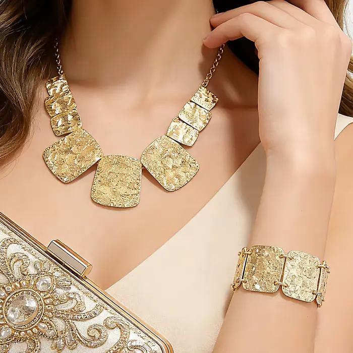 Ensemble de bijoux artisanal minimaliste en or martelé carré
