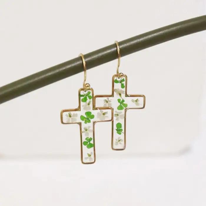 Boucles d'oreilles en résine époxy avec fleurs pressées de la série The Cross