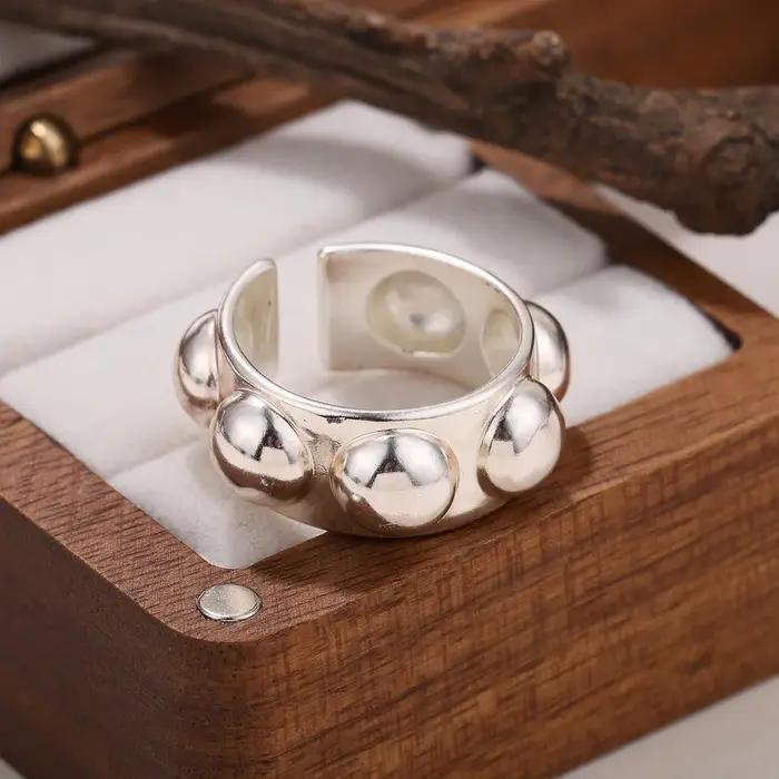 Bague ouverte large en argent mat avec perle 3D ronde style industriel pour femmes pour quotidien et superposition