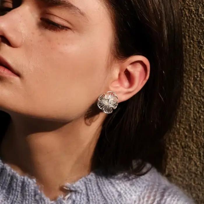 Boucles d'oreilles à fleurs creuses superposées couleur argent sur le bord de la jupe pour femmes, bijoux de mode, accessoires vintage de luxe