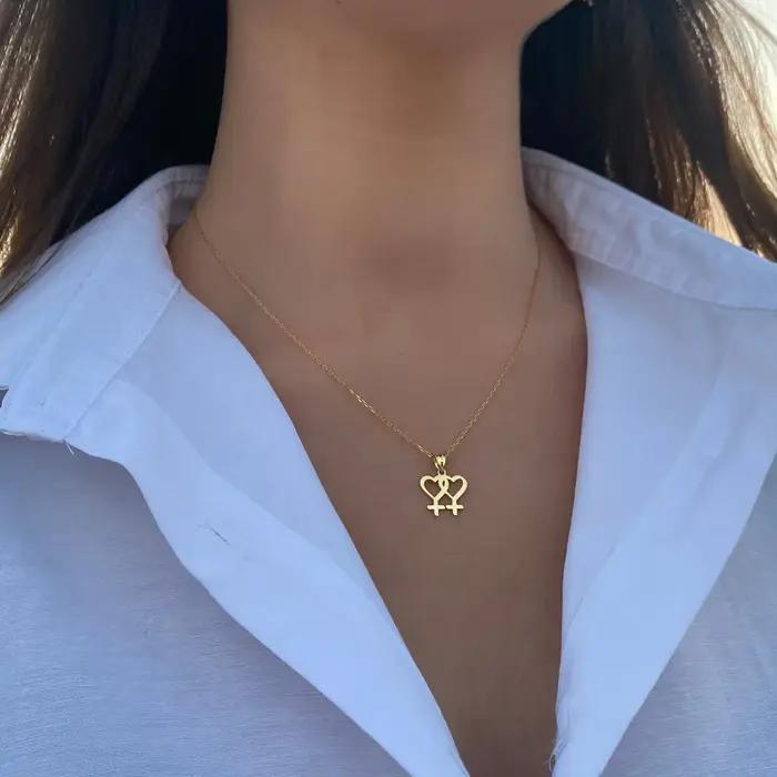 Collier à Breloques pour Femme Lesbienne Style Moderne Or Jaune Clair ou Rouge-Marron Chaîne de Maillons en Acier Inoxydable Pour Mariage Ou Cadeau Spécial