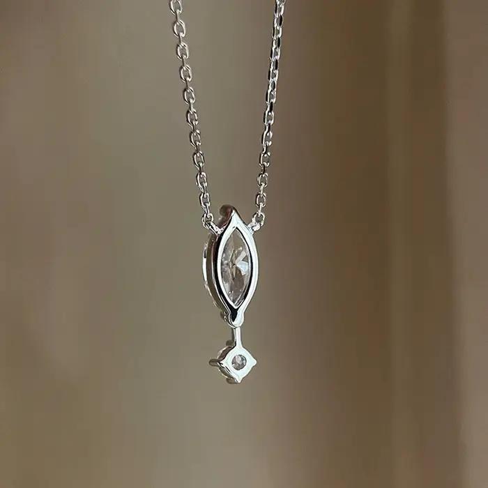 Collier avec pendentif Marquise/cout rond en Moissanite pour femmes