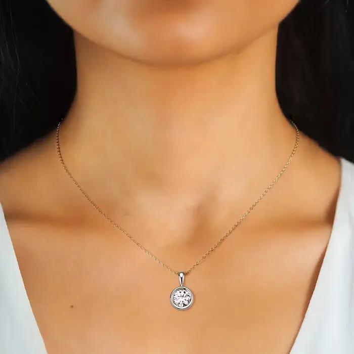 Un élégant collier pendentif en argent sterling 925 avec une moissanite de 1 carat