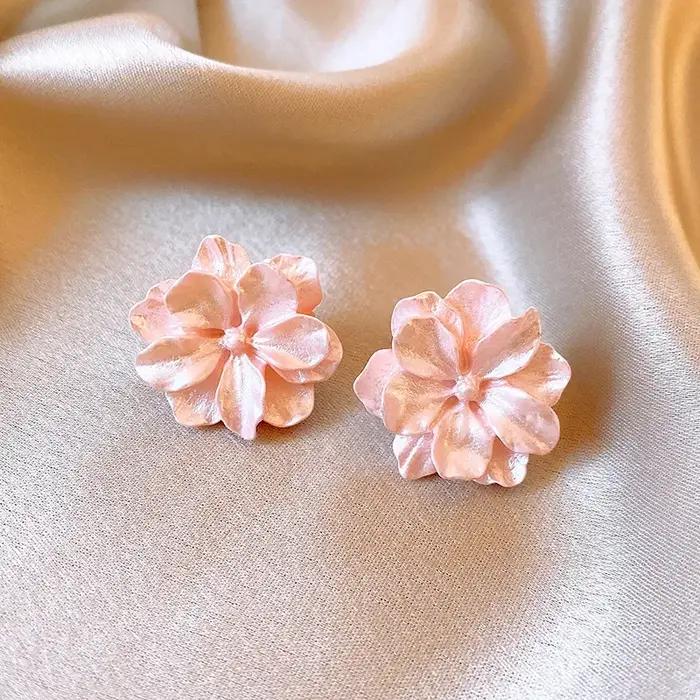 Boucles d'oreilles à tige fleur rose en résine mode coréenne moderne camélia acrylique mignon accessoires de bijoux de fête pour femmes occasions spéciales