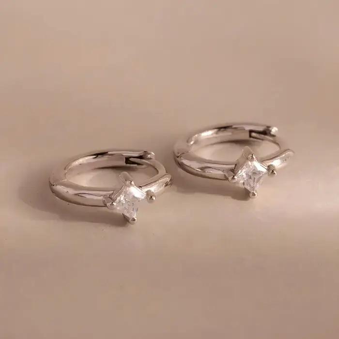 Boucles d'oreilles Huggie en forme de lobe d'oreille pour femmes, élégantes, scintillantes, petite pierre de naissance CZ, couleur or, empilables, minimalistes, délicates, bijoux pour femmes