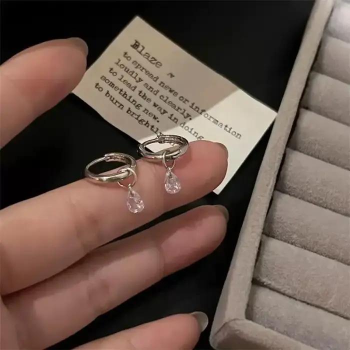 Boucles d'oreilles en forme de goutte de rosée minimalistes et élégantes pour femmes occasions spéciales et quotidienne