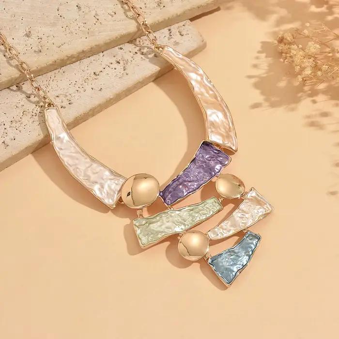 Collier bavoir géométrique bohème coloré en émail