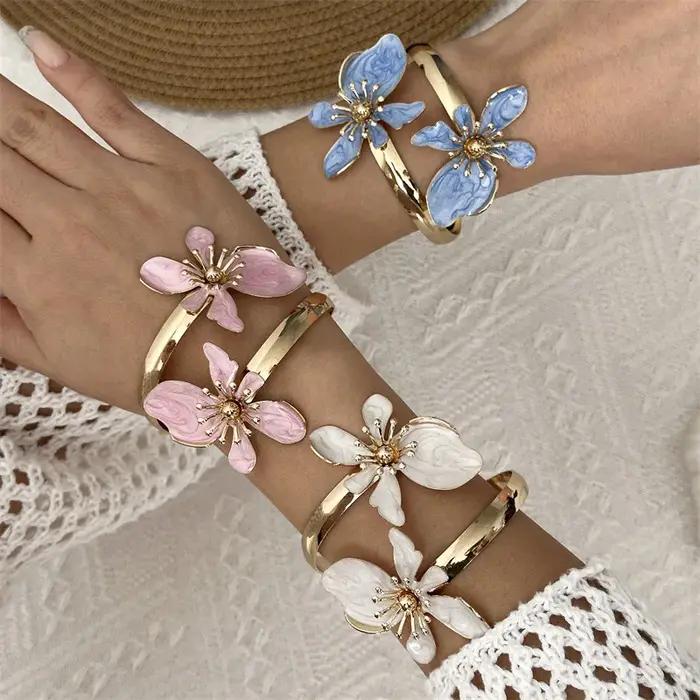Bracelet en émail floral pour femme élégant avec motifs roses blancs et bleus bijou plage fête vacances