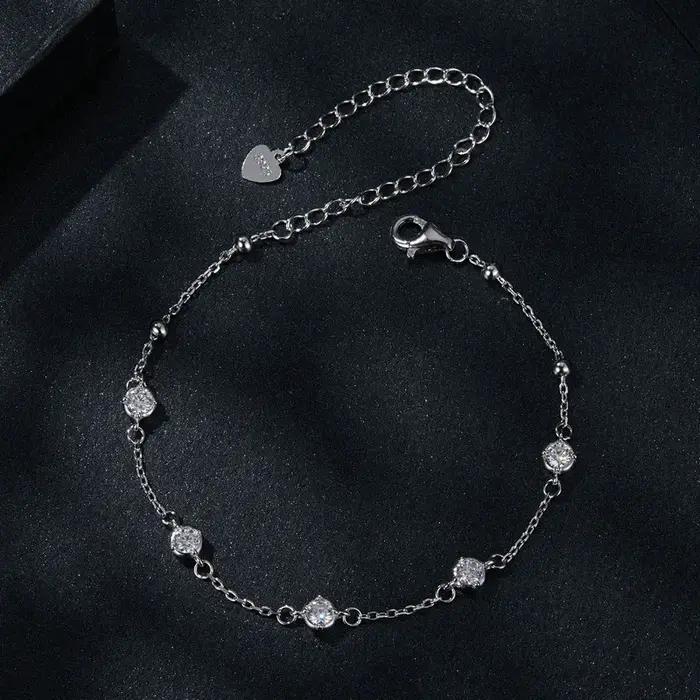 Bracelet en argent sterling 925 sertie de moissanites blanches pour femmes élégantes et sophistiquées occasions d'engagement et de célébration