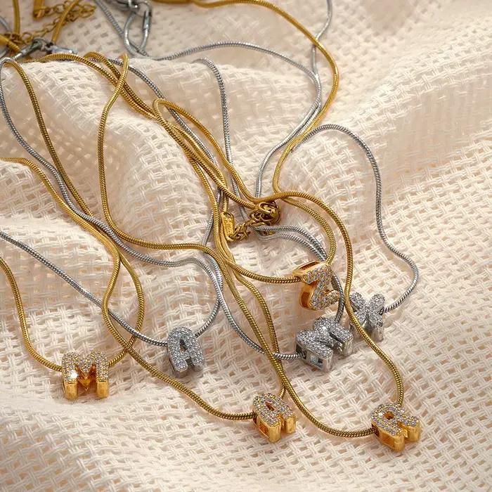 2025 nouveau collier anglais 26 lettres petites et mignonnes toutes les lettres de diamant + chaîne de boîte en or 18 carats pendentif lettre chaîne de clavicule fashiona