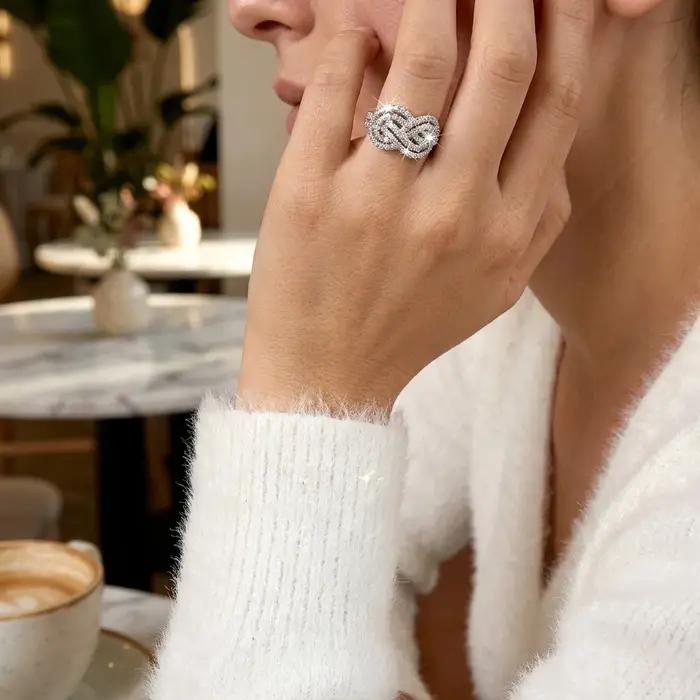 Bague en cuivre avec zircon cubique à nœud croisé pour femme