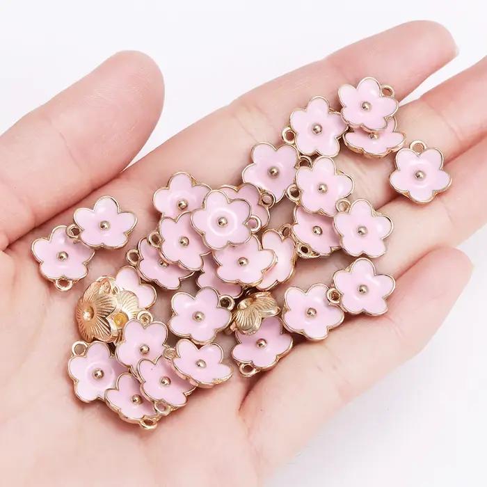 Pendentif fleur de Sakaru en émail mignon pour bijoux, mini breloques colorées bricolage, fourniture